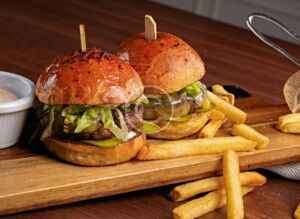 Top benefits of using food and water delivery at home